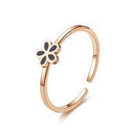 Anillo Abierto de Acero Inoxidable con Flor de Margarita, Acento de Esmalte Dorado y Oro Rosa