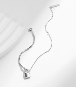 Pulsera de Mujer 2026 Niche Cold Wind S925 de Plata de Ley con Colgante Mini Candado, Cadena Fina Ajustable, Lujosa y Versátil - Product Image 2