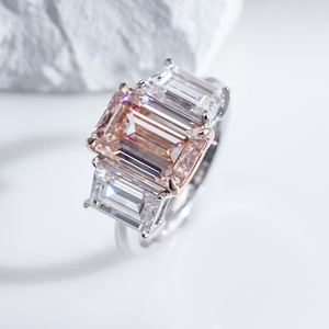 Anillo de compromiso Messi Jewelry MSR-1644 de oro de 18 quilates con tres piedras de corte esmeralda y diamante rosa cultivado en laboratorio - Product Image 4