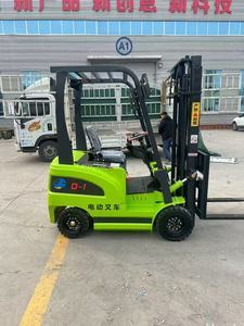 Montacargas Eléctrico Compacto Verde de 1 Tonelada de Capacidad con Toldo Protector y Neumáticos Robustos para el Transporte de Materiales en Obras de Construcción - Product Image 2