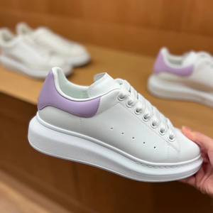 Chaussures de sport blanches en cuir véritable de luxe de haute qualité, chaussures de sport unisexes de créateur McQueenes, chaussures respirantes de marque élévatrice - Product Image 1