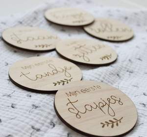 Panneau en bois rond personnalisé Hello world signe de naissance en bois 12 cartes de jalon de vacances en bouleau gravées - Product Image 2