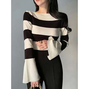 Pull rayé à col bateau noir et blanc XS à manches longues et poignets évasés pour femme - Product Image 1