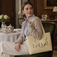 Sac fourre-tout rectangulaire en tricot pour le shopping et les sorties décontractées, idéal pour les gammes de mode et de lifestyle féminines en gros.