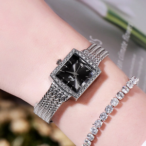 Reloj cuadrado de estilo retro para mujer con correa de malla, lujoso reloj de cuarzo para mujer con incrustaciones de diamantes, de alta gama, al por mayor. - Product Image 3