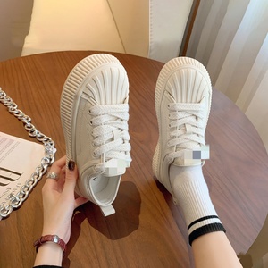 Scarpe bianche piccole con testa a conchiglia suole spesse femminili nuove scarpe da tavola casual per aumentare la SIZE35-40 delle scarpe sportive - Product Image 1