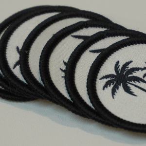 Maßgefertigte Gewebte Aufnäher mit Merrow-Rand, Thermopapier-Rückseite, Gewebte Etiketten für Hüte mit Klettverschluss auf der Rückseite - Product Image 4