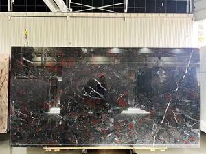 حجر طبيعي نادر بلون الورد الداكن صديق للبيئة ومتين بلون فريد مع عروق حمراء وملمس مصقول لردهات الفنادق والفيلات والمطابخ وغرف الطعام - Product Image 5