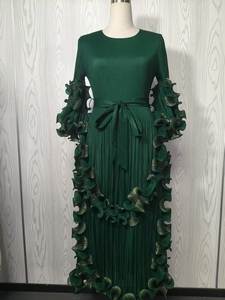 Một chiếc váy thanh lịch màu rắn mới với viền tai màu đen Một chiếc thắt lưng cổ tròn và một chiếc váy xếp li Miyake thoải mái - Product Image 2