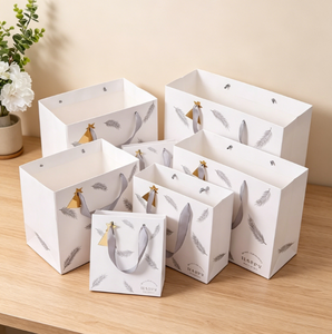 Sac en papier cadeau portable tendance, sac fourre-tout en papier blanc imprimé plumes argentées en gros pour l'emballage de cosmétiques et de bijoux de vacances - Product Image 3