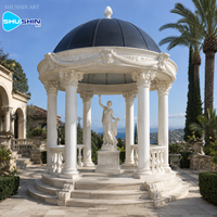 Pavillon de jardin en marbre blanc, rotunde classique en pierre sur mesure avec colonnes sculptées, toit en dôme et statue pour cour de villa