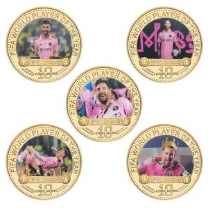 Buen Stock: Moneda Conmemorativa con Impresión UV de Oro, con Estrellas del Fútbol Messi, C. Ronaldo, Neymar, Beckham y Temática de Logo Artístico - Product Image 1