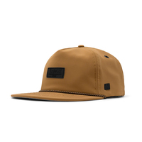 Casquette de golf premium non structurée à 5 panneaux, marron clair, avec logo en PVC, performance imperméable, fermeture snapback avec cordon et patchs personnalisés