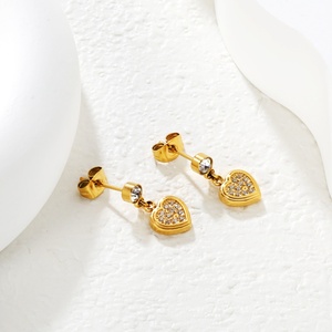Boucles d'oreilles pendantes tendance en acier inoxydable plaqué or 18 carats avec zircon en forme de cœur pour femme, étanches et stylées - Product Image 3