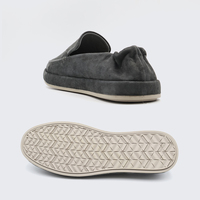 Chaussures de luxe en daim fabriquées par LANCI Footwear Manufacturing, chaussures personnalisées avec logo, design tendance, baskets.