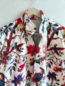 เสื้อแจ็คเก็ตบอมเบอร์กำมะหยี่พิมพ์ลายป่าสีขาว แบบกลับด้านได้ เป็นมิตรกับสิ่งแวดล้อม ทำด้วยมือ ความยาวสั้น เหมาะสำหรับฤดูหนาว - Product Image 2