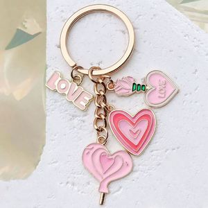 Llavero de metal con corazón esmaltado al por mayor, elegante llavero con múltiples dijes para el Día de San Valentín, colgante portátil con forma de corazón. - Product Image 1