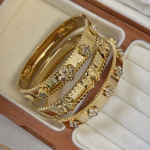Brazalete <span class=keywords><strong>de</strong></span> Acero Inoxidable <span class=keywords><strong>de</strong></span> <span class=keywords><strong>Alta</strong></span> Calidad para Mujer, con <span class=keywords><strong>Diseño</strong></span> <span class=keywords><strong>de</strong></span> Trébol <span class=keywords><strong>de</strong></span> Cuatro Hojas, Chapado en Oro <span class=keywords><strong>de</strong></span> 18K, Resistente al Deslustre - Product Image 2