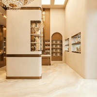 Agencement de magasin de bijoux et montres de luxe : personnalisation complète de la pièce, vitrine en verre, présentoir à bijoux, décoration de magasin