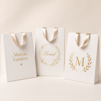 Sacs cadeaux de mariage personnalisés en papier blanc avec logo floral pivoine en feuille d'or rose, poignée en ruban de satin, emballage cadeau pour douche nuptiale