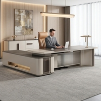 Bureau de direction ergonomique moderne de luxe en bois, personnalisé par l'usine, avec panneau MDF peint, grille en verre et armoire latérale incurvée