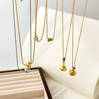 Collier Bowei avec petites perles rondes, chaîne serpent délicate et zircon vert en forme de goutte d'eau