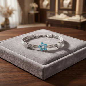 Bracelet en argent sterling 925 avec motif floral à 5 pétales et breloque en émail bleu vibrant avec éléments en forme de dôme - Product Image 1