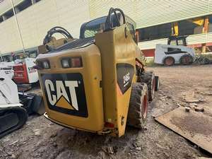 Chargeuse compacte sur pneus CAT 246C d'occasion, moteur 75KW, modèle 2024, capacité 3 tonnes, chenilles en caoutchouc, godets, fourches à palettes, pièces d'origine - Product Image 3