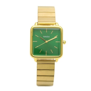 Reloj de pulsera minimalista para mujer con esfera verde y brazalete de metal dorado - Product Image 6