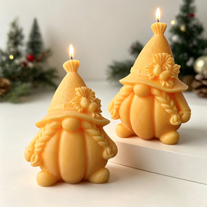 Vela aromática con diseño en relieve de calabaza y higuera, de cera de soja, con figura de gnomo de la cosecha, para regalo de otoño y Acción de Gracias. - Product Image 4