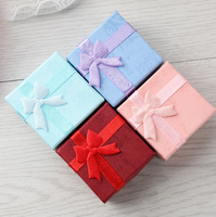 Boîte cadeau en carton rigide de haute qualité, matériaux recyclés, pelliculage mat, ruban gaufré, doublure en éponge, prête à être expédiée