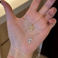 Collier pendentif fleur-de-lis en argent sterling S925 entièrement pavé de CZ, plaqué or 18 carats, collier ras-de-cou délicat en forme de fleur d'iris pour femmes