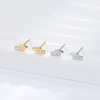 Moderne 18K Vergoldete 925 Sterling Silber Gebogene Pavé-Ohrstecker 925 Silber Asymmetrische Zirkon-Ohrstecker