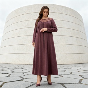 Abaya Elegante y Modesta de Poliéster de un Solo Color para Mujeres Musulmanas, con Tela de Alta Calidad y Diseño Personalizado - Product Image 2