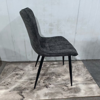 Chaise de cuisine rembourrée en lin avec un design capitonné élégant et des pieds en métal robustes pour restaurant de style nordique