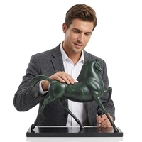 Sculptures d'ornements en métal sur le thème du cheval, style moderne minimaliste et luxe discret, pour bureaux, salons, entrées et halls d'hôtels