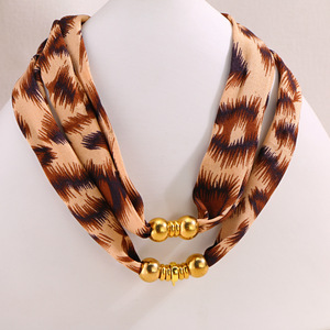 Europäisch-amerikanischer Retro-Nischen-Design-Anhänger mit Leopardenmuster aus 18K Gold Edelstahl, hochwertige Seidenschal-Halskette - Product Image 4