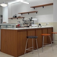 Comptoir de bar de café minimaliste moderne avec dessus en pierre de quartz, bureau de réception en bois de luxe pour café et intérieur commercial