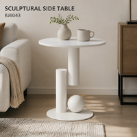 Table basse moderne en dalle de roche blanche, directement de l'usine, avec base sculpturale en fer et accent sphérique pour salon, OEM ODM