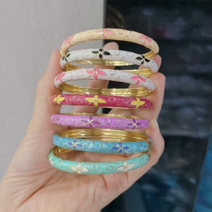 Bracelet exquis et coloré de style vintage chinois plaqué or 18 carats avec motif de fleurs en émail pour femmes - Product Image 1
