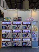 Distributeur automatique de capsules de jouets multi-niveaux combiné, machine de distribution de prix en libre-service fonctionnant par pièces et code QR