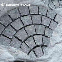 Pavés en granit gris durable de qualité supérieure, fournis par l'usine PerfectStone, pour les cours commerciales, les centres de villégiature, les allées et la décoration extérieure des paysages.