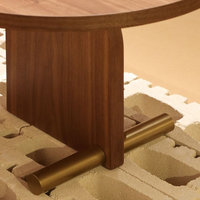 Collection de tables basses ovales multicolores modernes avec pieds sculpturaux et pieds en barre métallique pour salon contemporain