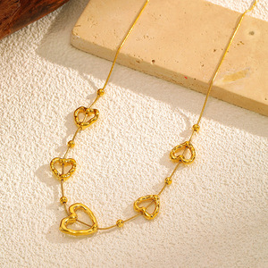 CAIOOCHE Ensemble de bijoux <span class=keywords><strong>pour</strong></span> femme <span class=keywords><strong>en</strong></span> acier inoxydable plaqué or 18 carats, comprenant un bracelet et un collier avec pendentif cœur ajouré poli miroir - Product Image 4