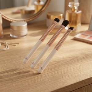 Kit de Brochas de Maquillaje Profesional Kibo de 3 Piezas con Mango de Resina y Pelo Sintético para Rostro y Ojos, Incluye Brochas para Polvo y Labios - Product Image 3