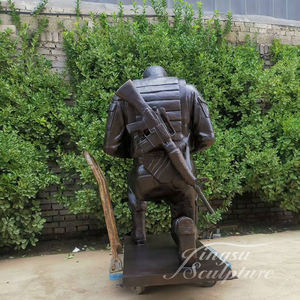 Decoración de parque al aire libre <span class=keywords><strong>Guerrero</strong></span> de tamaño real Arrodillado Estatuas de bronce con esculturas de bandera americana - Product Image 3