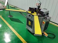 Machine à sertir les coins des profilés en aluminium pour la fabrication de fenêtres et de portes en aluminium, facile à utiliser