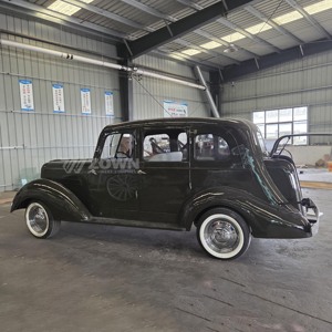 Auto Clásico Verde Vintage Restaurado con Acabado Brillante y Neumáticos con Banda Blanca - Product Image 1