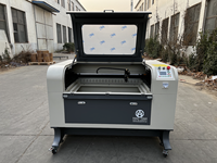 Machine de gravure/découpe laser Haotian HT-690 avec type de portique à pieds pour le bois, le caoutchouc, les magasins de détail, les hôtels, prend en charge les formats AI, BMP, PLT