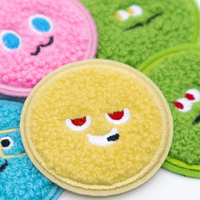 Usine de gros visage souriant émoticône clin d'oeil avec langue brodée fer sur patch